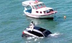 Denize Uçan Otomobilinin Üzerinde Oturup Yardım Bekledi