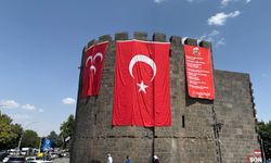 Diyarbakır Surlarına MHP ve Türk Bayrakları Asıldı
