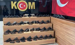 Durdurulan Otomobilde Ruhsatsız 65 Tabanca Ele Geçirildi; 2 Tutuklama