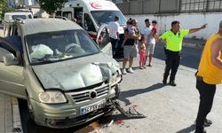 Çocuğu Fenalaşınca Aracı Park Etti, Hafif Ticari Araç Çarptı: 4 Yaralı