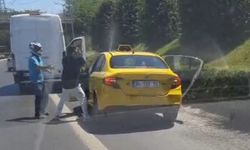 Esenler'de Minibüs Şoförü Taksiye Saldırdı; Yolcular Korkudan Araçtan İndi