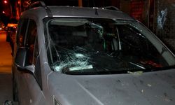 Güngören’de Evdeki Eşyaları Pencereden Attı; 2 Otomobil Zarar Gördü