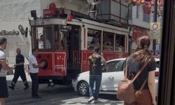 İstiklal Caddesi'nde Sürücüsünün Kontrolünden Çıkan Otomobil Tramvaya Çarptı