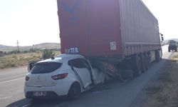 Otomobil, Park Halindeki TIR'a Çarptı: 1 Ölü, 5 Yaralı