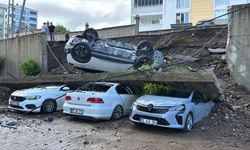 Samsun'da Sitenin İstinat Duvarı Yıkıldı; 4 Araç Hurdaya Döndü