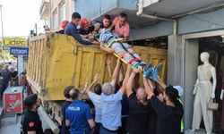 Freni Boşalan Hafriyat Kamyonu İş Yerine Girdi