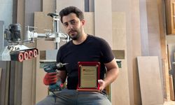 Gündüz Mobilya Atölyesinde Marangoz, Akşam Film Setinde Sinemacı