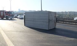 Başakşehir TEM'de Yine Kamyonet Devrildi, Uzun Araç Kuyruğu Oluştu