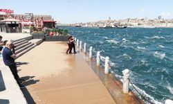 İstanbul'da Şiddetli Rüzgar Etki Gösterdi; Gülhane Parkı Kapatıldı
