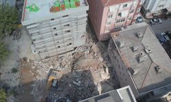 Küçükçekmece’de Kentsel Dönüşüm Kapsamında Yıkılan Bina Bitişikteki Apartmanın Üzerine Çöktü