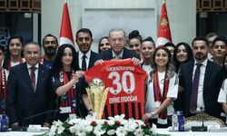Kadın Futbolcular Cumhurbaşkanı Erdoğan'ı Ziyaret Etti