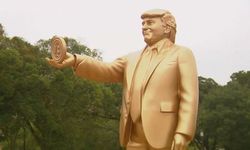 Beyaz Saray’ın Karşısına Trump’ın Bitcoin Tuttuğu Heykeli Dikildi