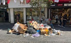 İzmir Karşıyaka'da Grev Kararı Sonrası Sokaklarda Çöp Yığınları Oluştu