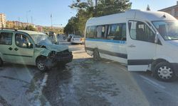 Servis Minibüsü İle Hafif Ticari Araç Çarpıştı: 8'i Öğrenci, 9 Yaralı