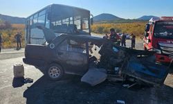 Mersin’de feci kaza: Otomobil ile midibüs çarpıştı, 3 kişi hayatını kaybetti