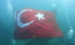 Cumhuriyet’in 102’nci yılını su altında bayrak açarak kutladılar