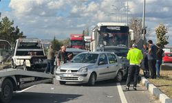 İşçi Servisi Otobüsü, Kırmızı Işıkta Bekleyen 7 Araca Çarptı: 3 Yaralı