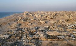 İsrail, savaşta kurulan üslerden çıkan moloz ve çöpleri Gazze'ye döküyor