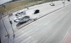 Kırmızı İşıkta Duran Otomobil, Aracın Çarpması İle İkiye Bölündü
