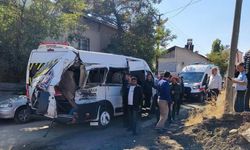 Yolcu Treni Servis Minibüsüne Çarptı; 17 Öğrenci Yaralandı