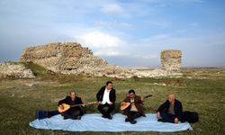 40 yıl önce yüzdükleri alanda, saz çalıp türkü söylediler