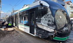 Tramvay ile çöp kamyonu çarpıştı: 3 yaralı
