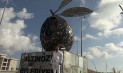Altınözü'ne, atıklardan 8 metre yüksekliğinde 'zeytin tanesi' heykeli yaptı