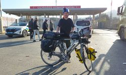 Bisikleti ile umre yolculuğuna çıkan emekli işçi, Cilvegözü'nden Suriye'ye geçti