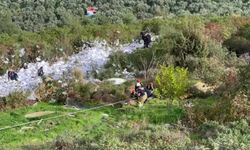 Bursa'da kağıt yüklü kamyon, uçuruma yuvarlandı: 2 ölü