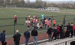 Dili boğazına kaçan futbolcuya, hakemden hayati müdahale