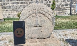 Diyarbakır’da ‘Emojili asker mezar taşı’ sergilenmeye başlandı
