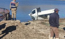 El freni çekilmeden park edilen kamyonet, baraj gölüne düştü; 1 ölü