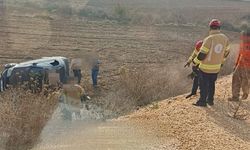 Eşinin direksiyon eğitimi verdiği kadın kaza yaptı; çift yaralandı