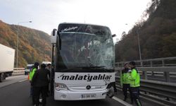 Minibüs, otoyolda TIR ile yolcu otobüsüne çarptı