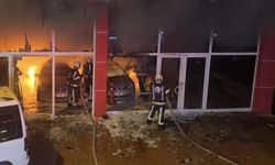 Oto galeri kundakladı; 5 otomobil hasar gördü