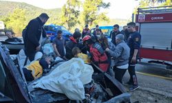 TIR ile çarpışan otomobil, demir yığınına döndü; 2 yaralı