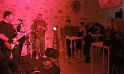 2 mühendis ve 1 cerrah, öğrencilere burs desteği için sahne aldı