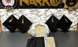 Bağcılar’da mezuniyet keplerine gizlenmiş 53 bin 100 uyuşturucu hap ele geçirildi