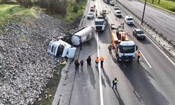 Esenyurt TEM Otoyolu'nda tanker devrildi; trafik yoğunluğu oluştu