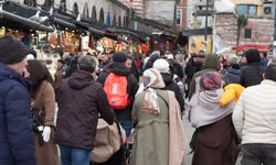 Yeni yıla bir gün kala Eminönü'nde alışveriş yoğunluğu