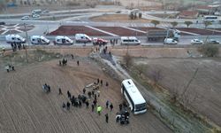 Öğrenci servis midibüsü ile kamyonet çarpıştı: 17 yaralı