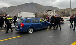 Polisten kaçan ehliyetsiz sürücü, otomobilinin lastiklerine ateş edilerek yakalandı