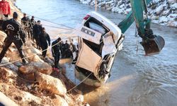 Sulama kanalına düşen otomobildeki baba aranıyor, 3 çocuğun cansız bedenine ulaşıldı