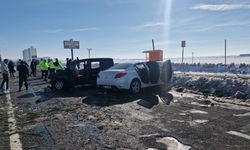 Buzlanan yolda otomobil ile hafif ticari araç çarpıştı; 12 yaralı