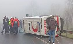 Düzce’de ambulans devrildi; 2 yaralı