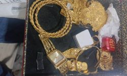 Esnaf, iş yerine bırakılan kumaşların arasından çıkan 2 milyon liralık altını sahibine teslim etti