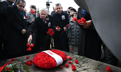 Gazeteci Uğur Mumcu, bombalı saldırıya uğradığı sokakta anıldı