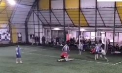 Halı sahada dili boğazına kaçan futbolcuyu maçın hakemi kurtardı