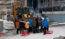 İş makinesinin önünü kesen çocuklar, kaydıkları alanın temizlenmemesini istedi