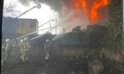 Ataşehir'de oto yedek parça dükkanında çıkan yangın kontrol altına alındı